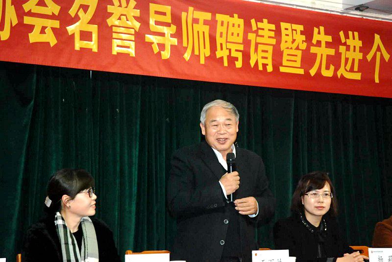 王百姓号召青年学生积极加入到无偿献血队伍中来