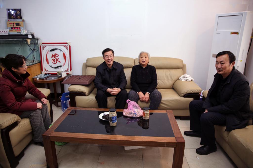 看望老领导遗孀