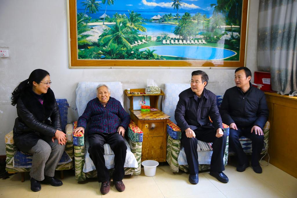 看望困难职工