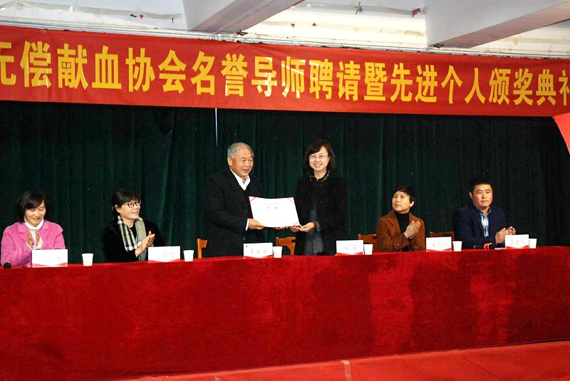 校团委副书记杨莉向王百姓颁发聘书